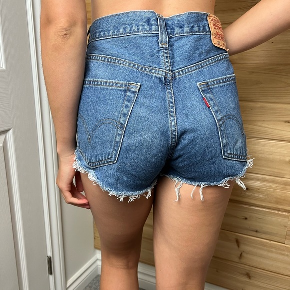 Levi Shorts - Picture 2 of 3